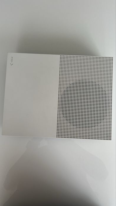 Vând Xbox One S , controler inclus , plus 9 jocuri