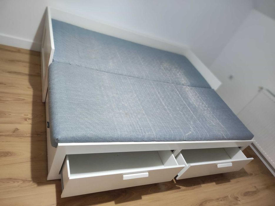 Pat folosit in condiții bune,extensibil  cu saltea,2 sertare, 160/200