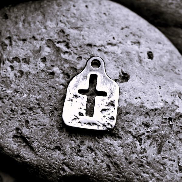 Сребърен медальон 925 с кръст – мъжко бижу с оксидирано покритие