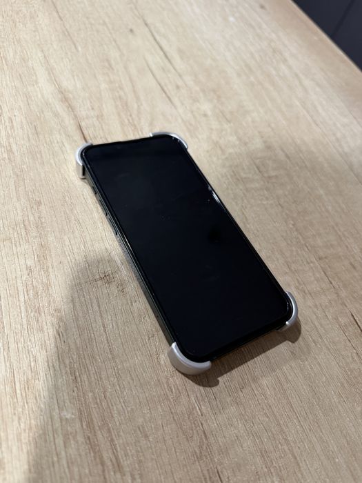 Продам Iphone 13