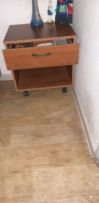 Продам прикроватную тумбу