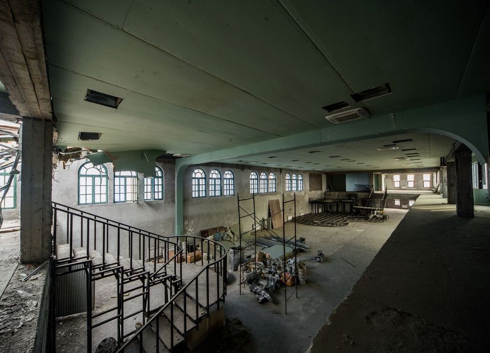 Продаётся помещение 2135 кв.м на перекрестке Новомосковской/Кольцевой