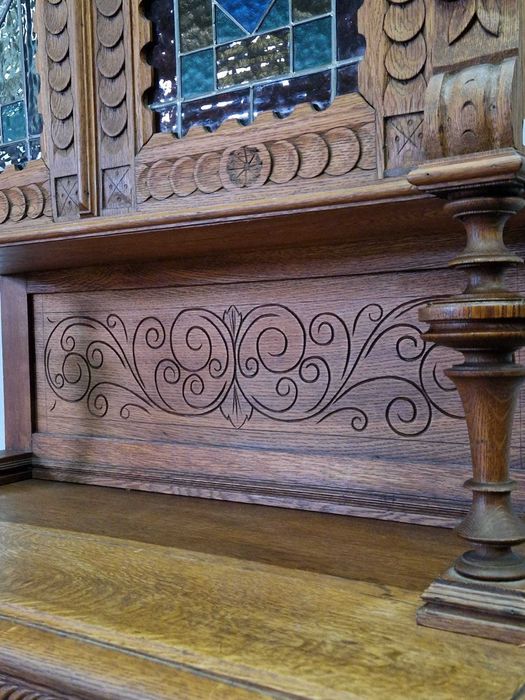 Разкошен Ръчно Резбован Дъбов Бюфет С Цветен Витраж