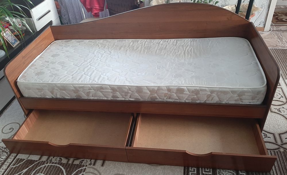 Продам кровать полтораспалка
