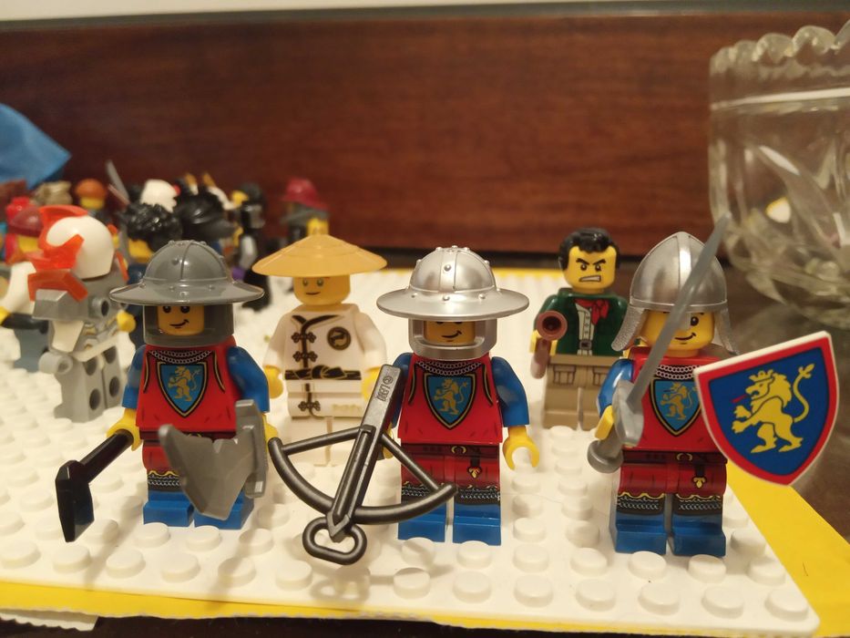 Cavaleri Lego Lion knights si black falcons si invitati