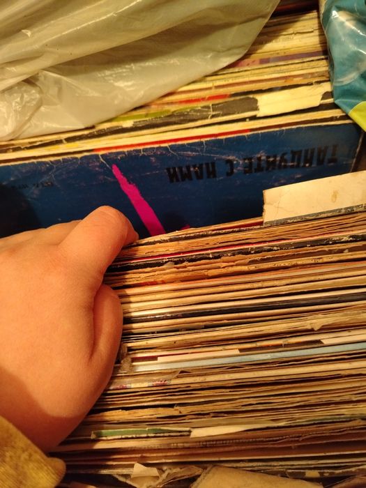 Продам видеокассеты и виниловые пластинки