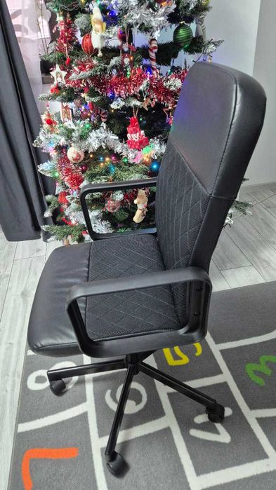 Scaun rotativ IKEA, Bomstad negru