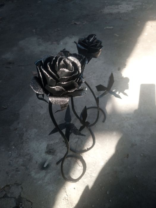 Ручная работа розы из металла