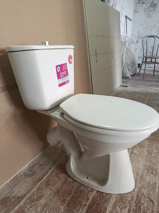 Продам комплект унитаз бачок