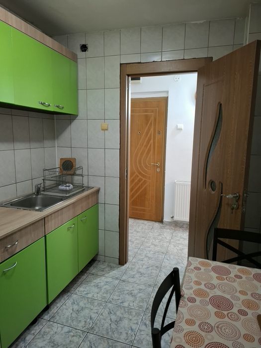 Închiriez apartament cu 2 camere