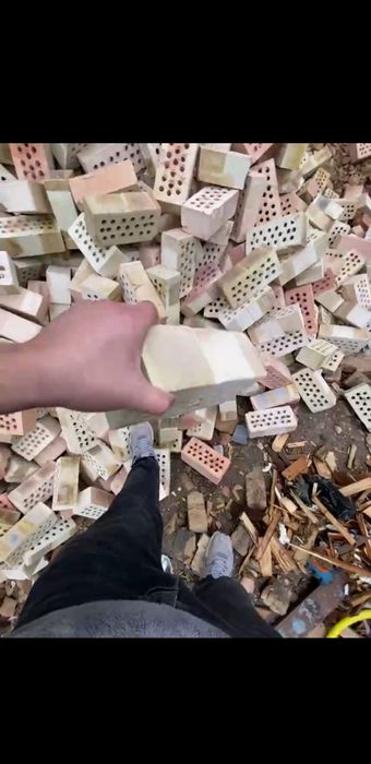 Teshik va butun gisht bor