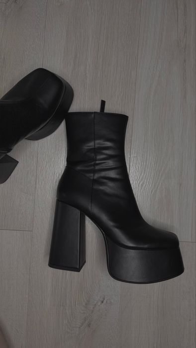 Продаю ботильоны  на высокой платформе  от Bershka