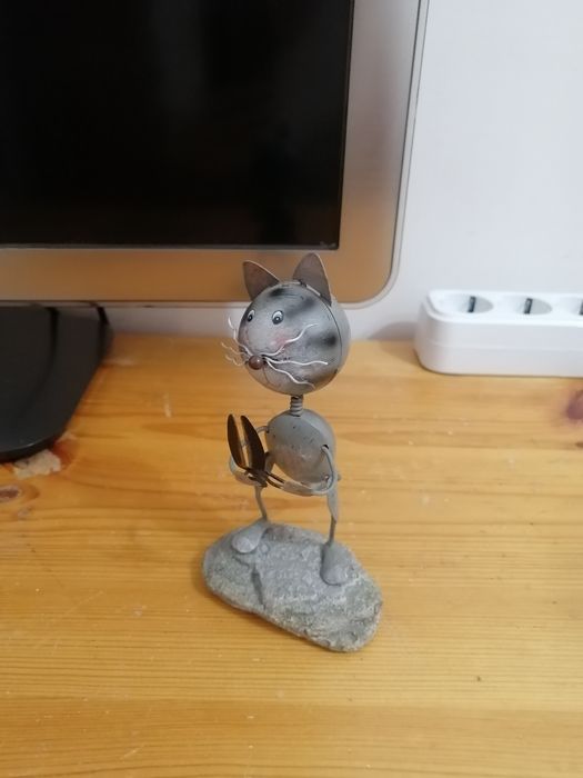 Фигурки, рамки, вазочка, тарелочки, колокольчик