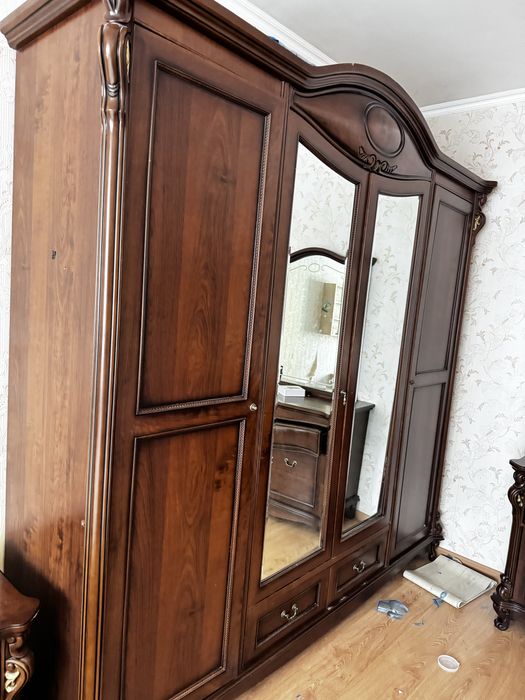 Шкаф деревянный.