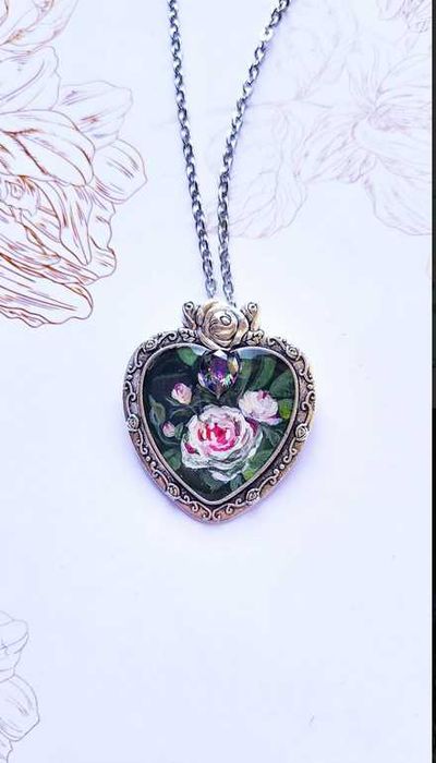 Сапфирена роза - Колие с ръчно боядисано сърце и истински сапфир