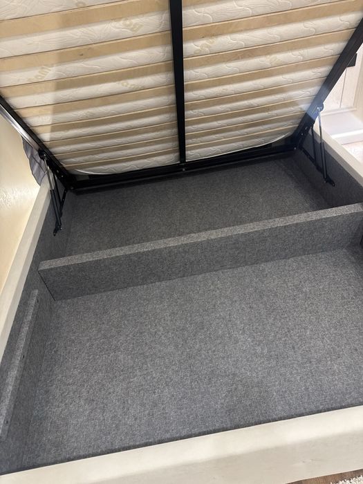 Кровать двуспальная с матрасом