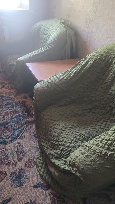 Бесплатно  кровать  и  кресла