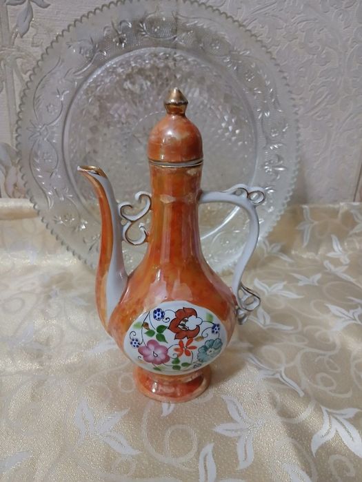 Фарфоровый чайник