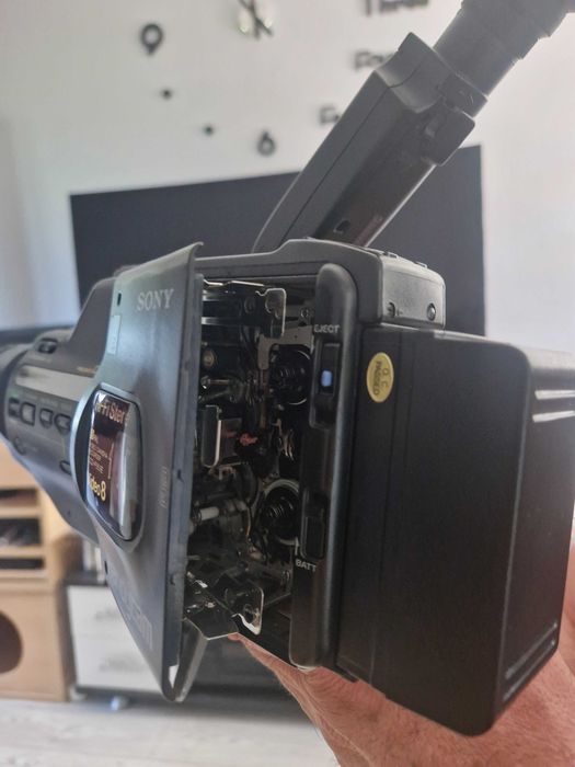 Ретро видеокамера Sony Handycam CCD-F550E Vidro 8-нов пълен комплект-батерия+зарядно