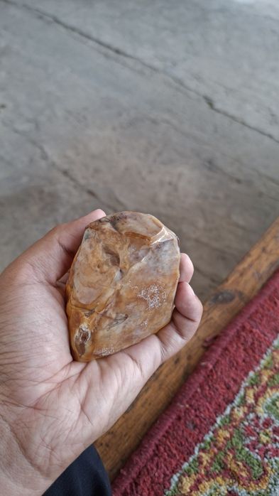 Tosh sotiladi sariq rang