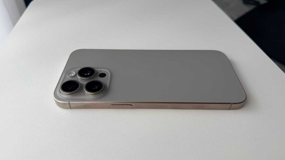 Vând iPhone 15 Pro Max