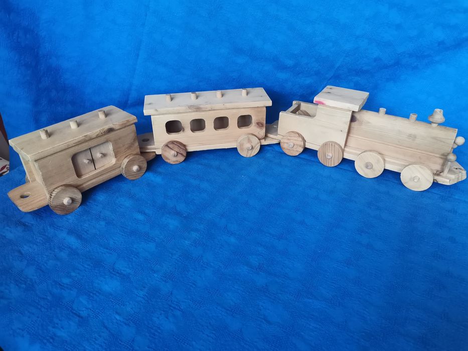 Ретро дървено влакче с локомотив и два вагона