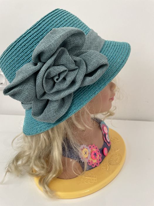 Дамска лятна шапка в синьо-зелен цвят