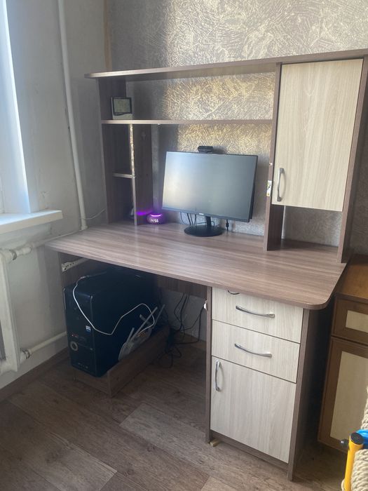 Продам компьютерный стол