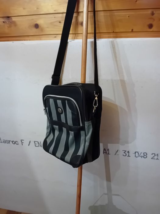 Vând geanta de umăr De Fanai THE WÒRLD
