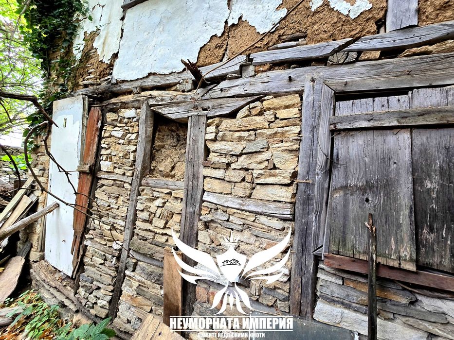 Продавам двуетажна стара къща 60РЗП с хубав двор 234кв. с.Лясково