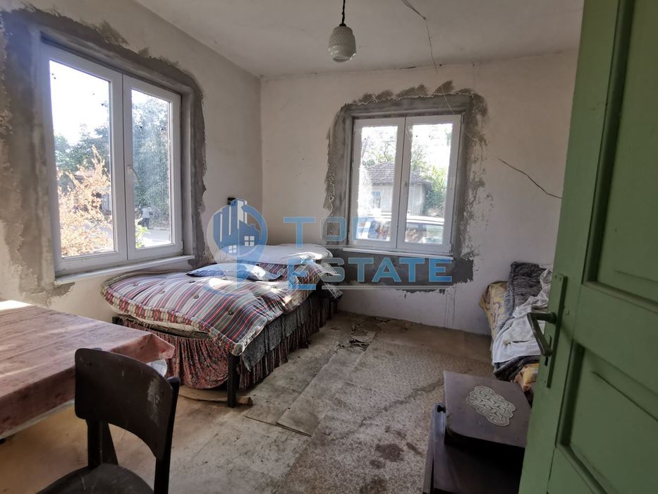 Тухлена къща с гараж и голям двор в село Джулюница, област Велико Тър