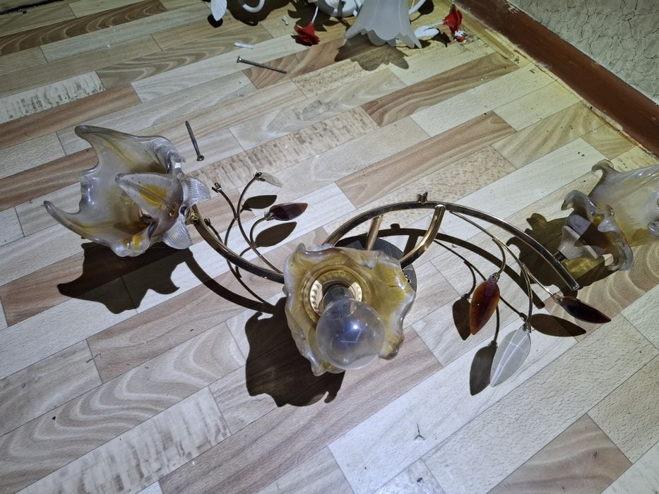 Продам люстры разные