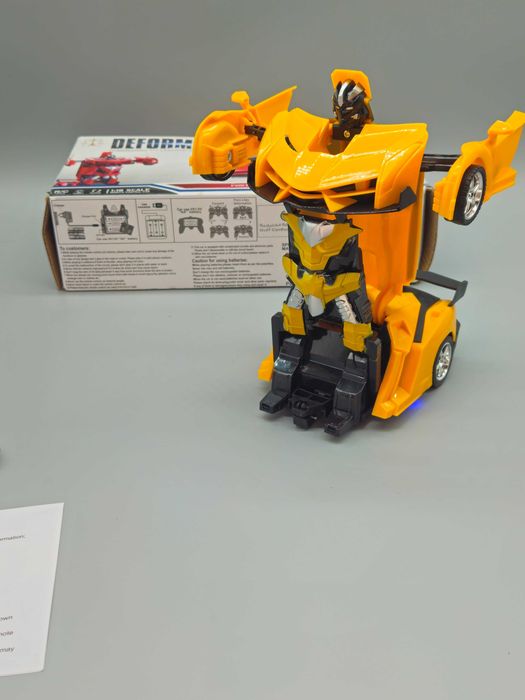 Различни RC трансформираща се кола-робот с дистанционно,светлини, 360°