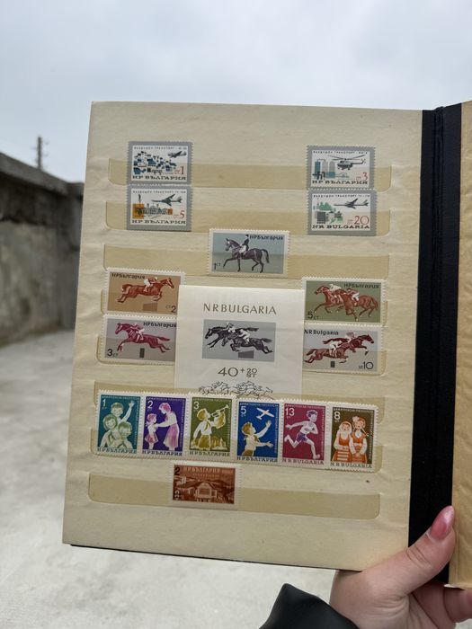 Голям класьор с различни пощенски марки