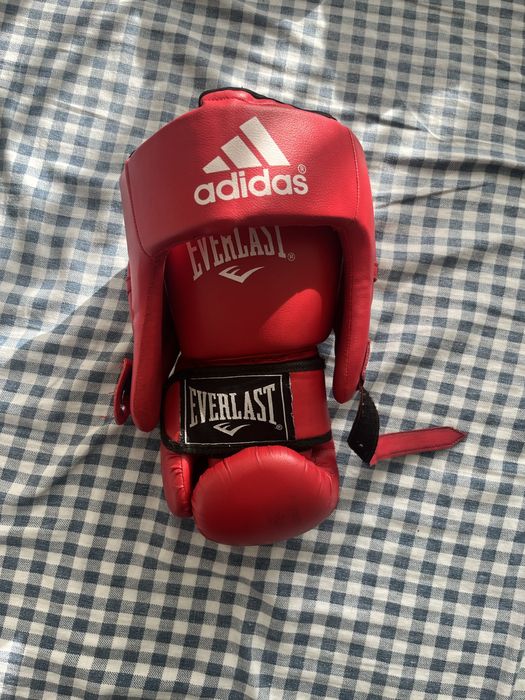 Everlast перчатка,Adidas шлем сатылады.