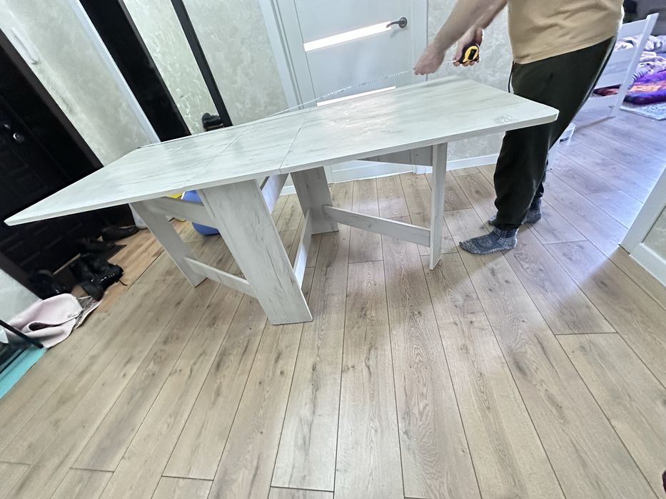 Продается стол в гостинную или кухню