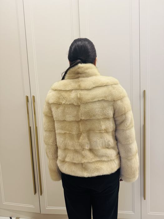 норкова шуба цвета айвори