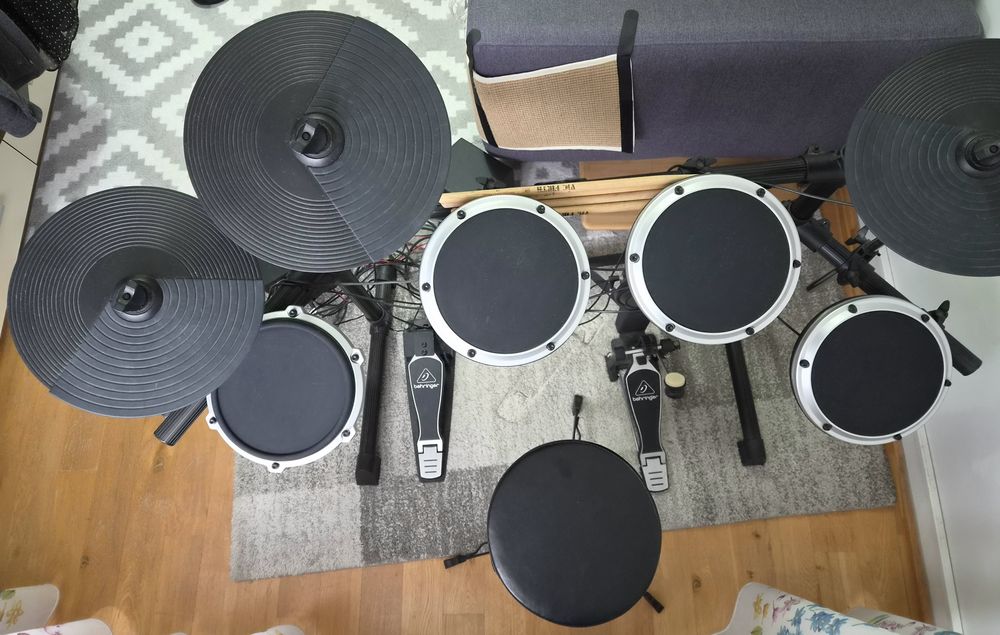 Tobe electronice Begringer (plus scaun, bete) si Monitoare de studio (boxe active) Presonus Eris 3.5