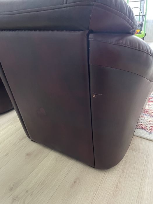 Продам 2 кожанных кресел.