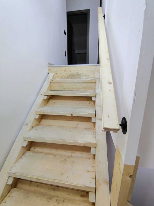 Scări din lemn de brad pentru cabane