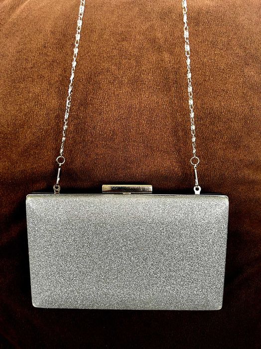 Комплект дамски официални обувки и малка чантичка тип „портмоне”.