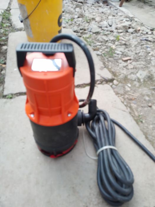 Pompa apa  de 12 volți se poate folosi si la bateria mașini