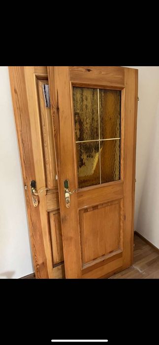 5 usi de interior si una de exterior