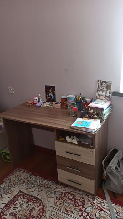 Двухэтажная кровать и стол