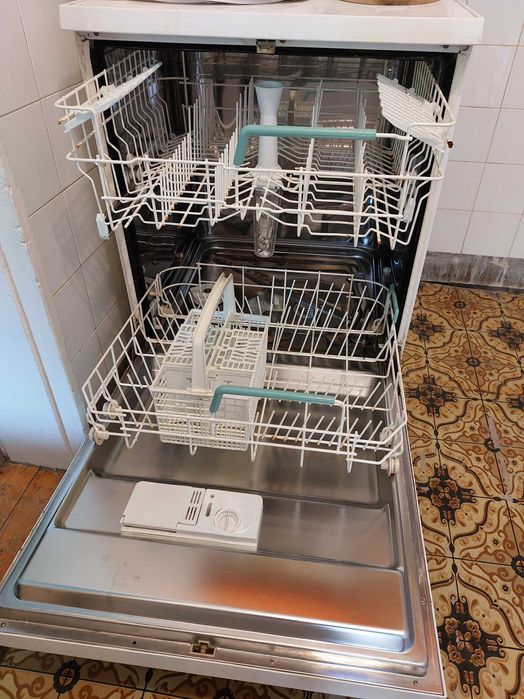 Продавам съдомиялна ARISTON LS 605 ST.Размери в/ш/д:84.5/60/60.