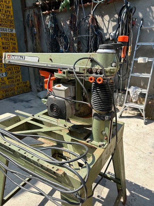 Радиален циркуляр DEWALT DW8001 деволт 220 волта