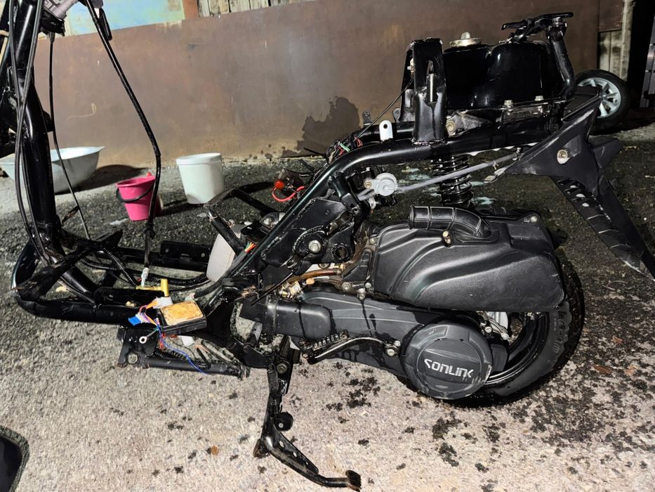 Скутер запчасти   .