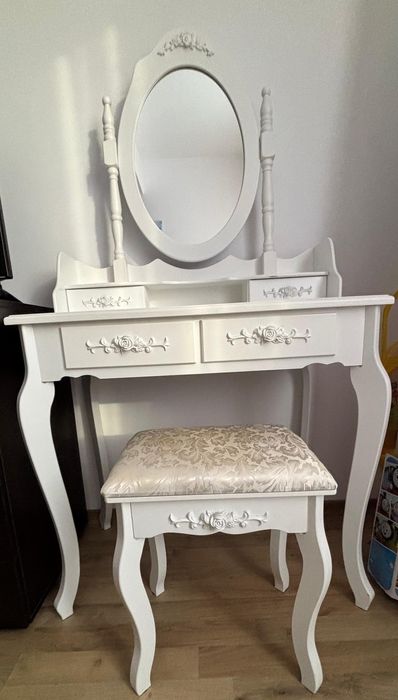 Vând masă de masa make -up