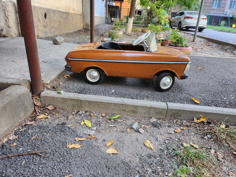 детский педальный автомобиль