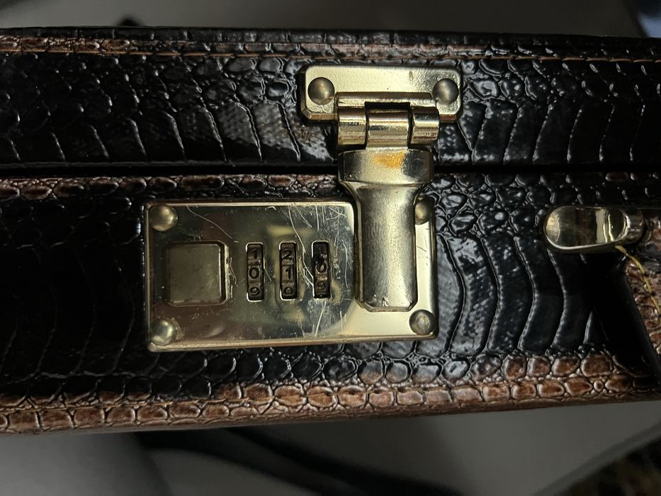 Servieta cu piele de crocadail